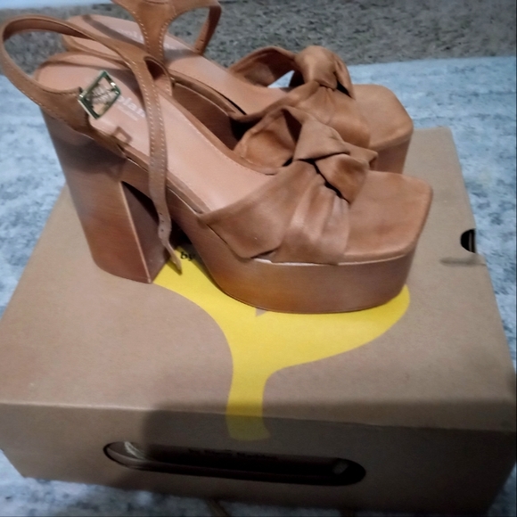 Cool planet by Steve Madden platform heel - Picture 3 of 4
